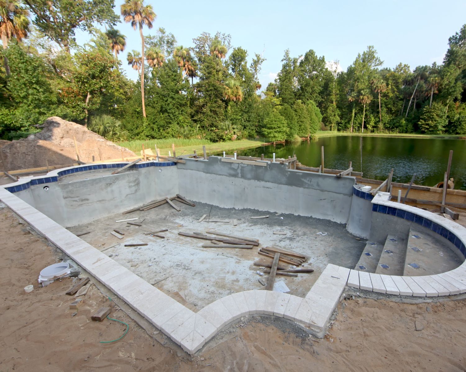 choosing the right pool builder