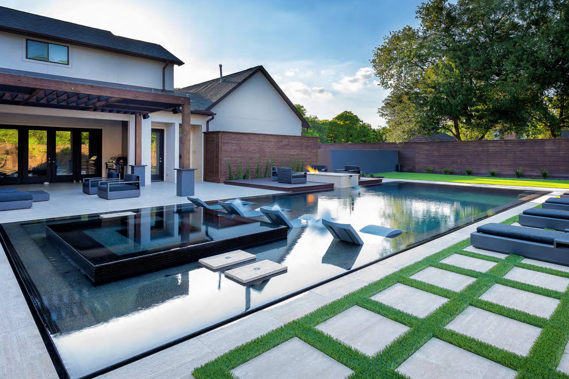 luxury pool builder in dallas